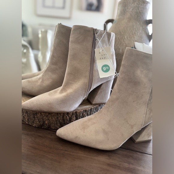 A New Day Women's Taupe Cullen Ankle Boots
SIZE 9.5 - Picture 7 of 9